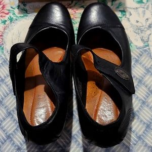 Women's shoe size 8 and 1/2 wide